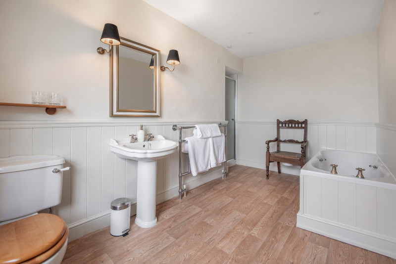EOE 4 POSTER BEDROOM EN SUITE HR