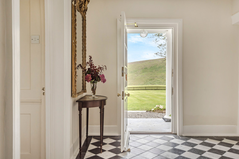 EOE HALLWAY TO FRONT DOOR HR